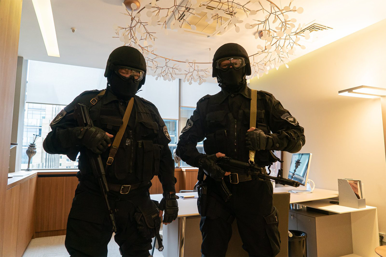 И все же у затянувшегося производства есть плюсы: в текущих правовых реалиях картина внезапно стала очень смелой. В ней шутят про запрещенные вещества и сексуальные предпочтения — такого вы больше нигде не увидите