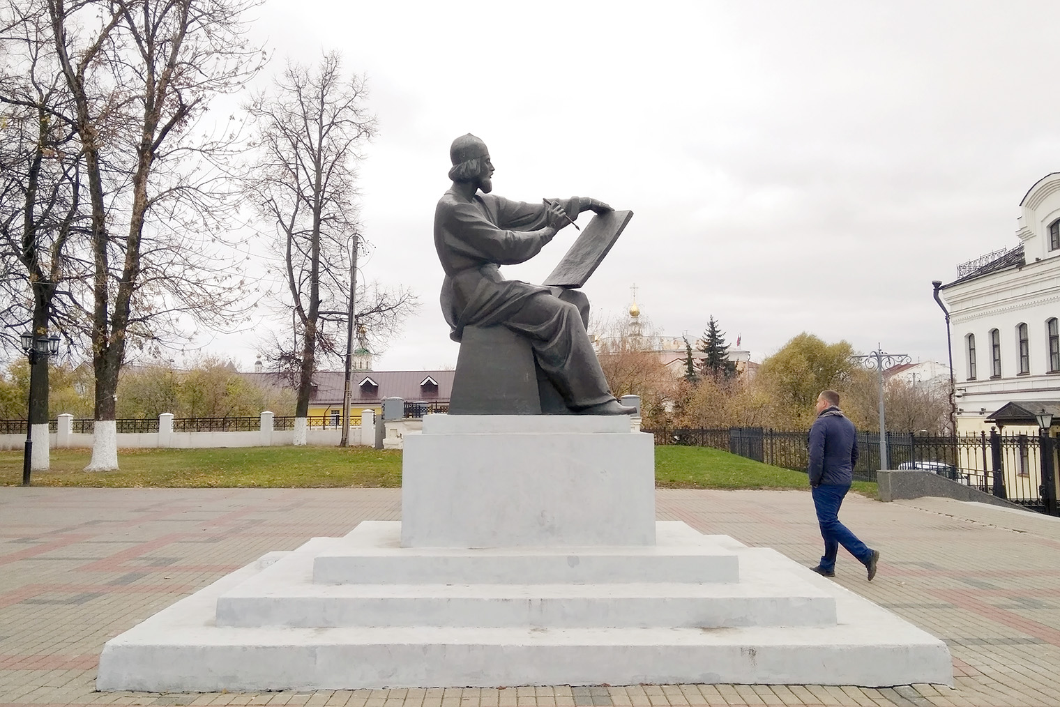 Памятник Андрею Рублеву возле входа в парк имени Пушкина