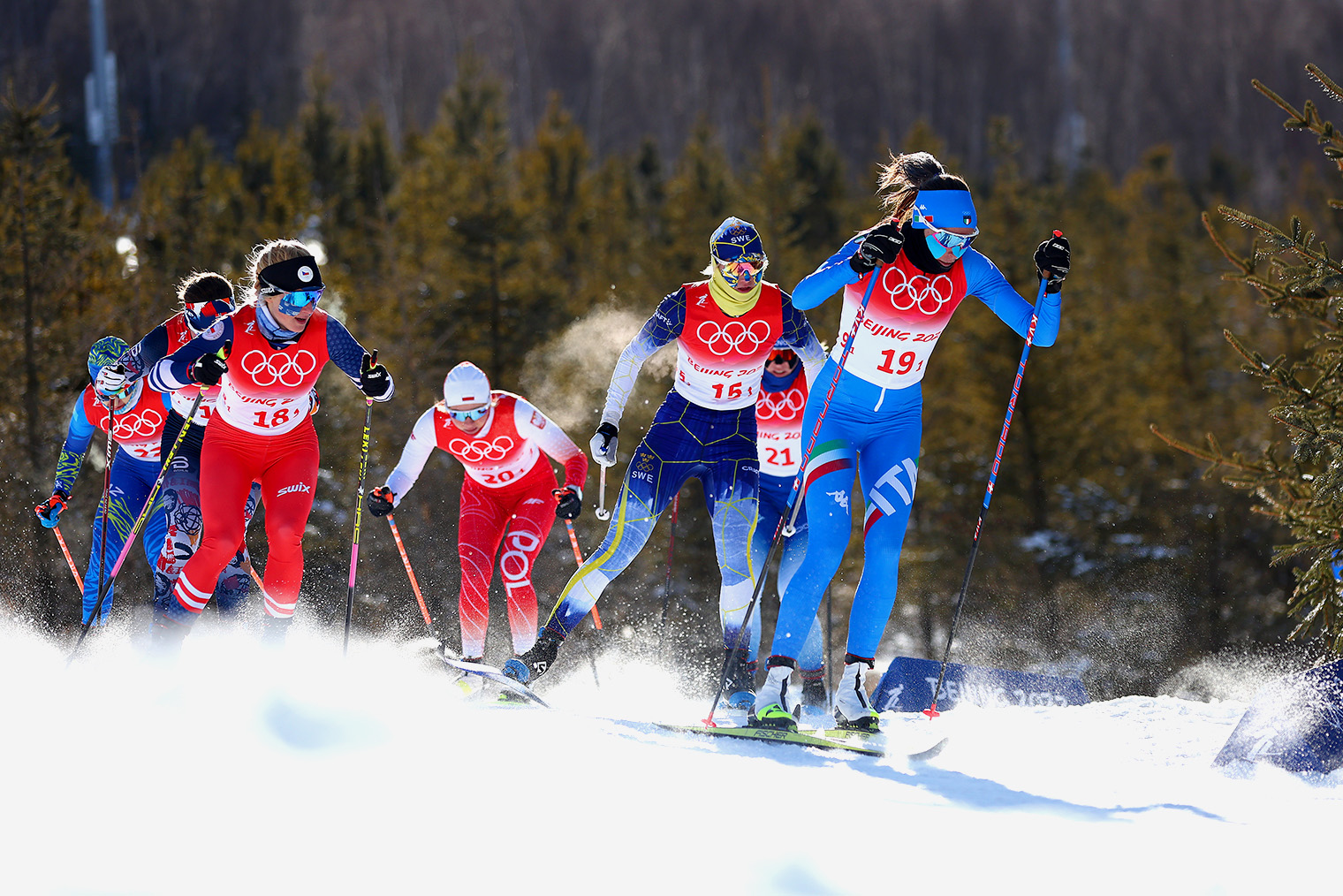 Участницы командного спринта в полуфинале олимпийского турнира 2022 года. © Clive Rose / Getty Images