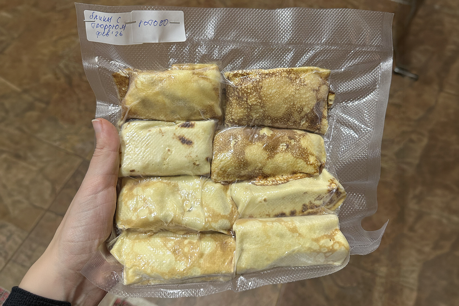 Так выглядит завакуумированная порция блинчиков с начинкой. Благодаря маркировке друзья смогут сориентироваться в заготовках в любой момент