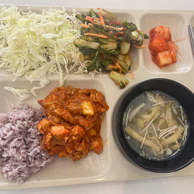 Максимально корейско-студенческий обед — поднос на линии самообслуживания. Из горячего сегодня курица с кимчи в остром соусе