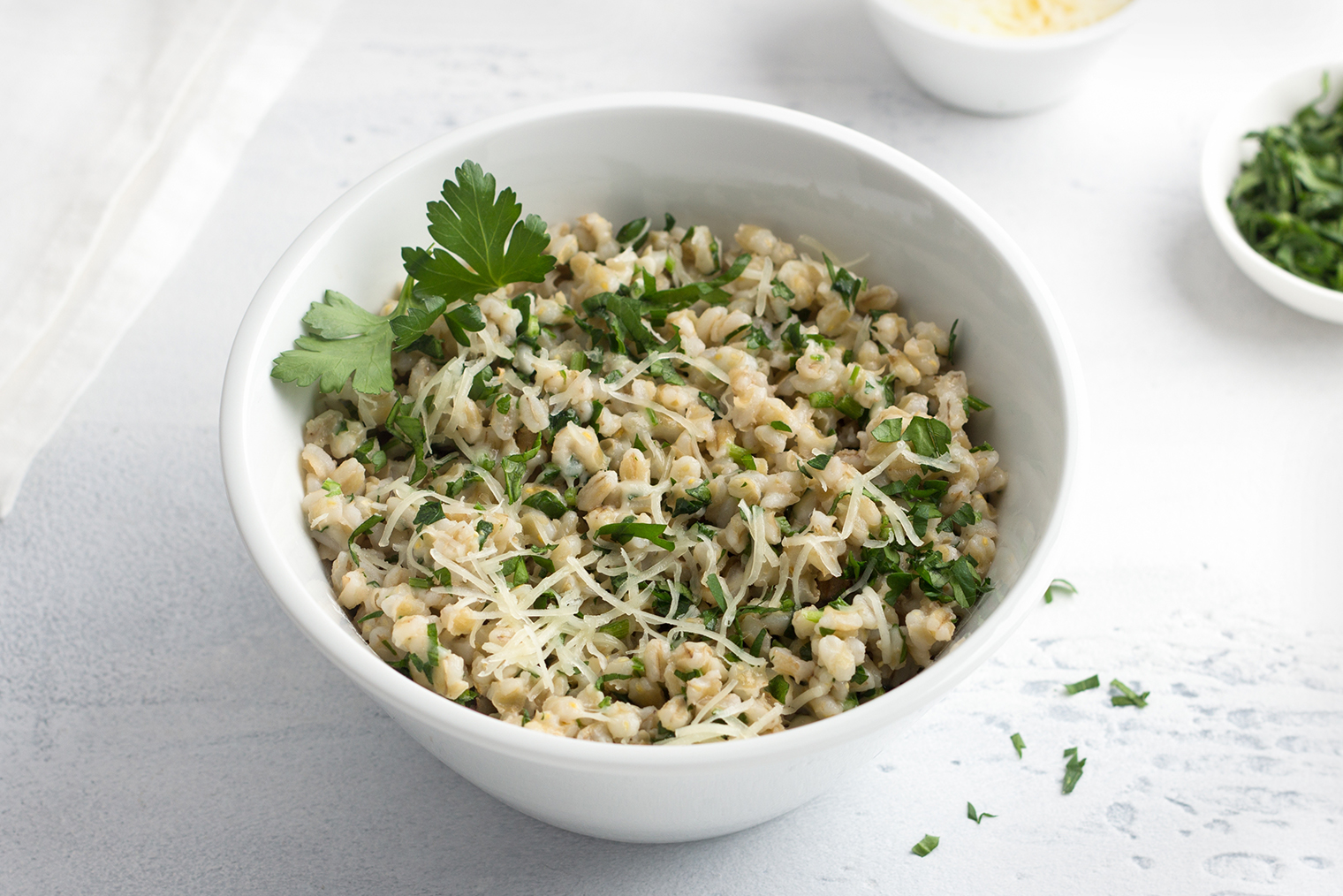 Перловка вместо риса в ризотто дает интересный, насыщенный и кремовый вкус. Фотография: olepeshkina / Shutterstock / FOTODOM