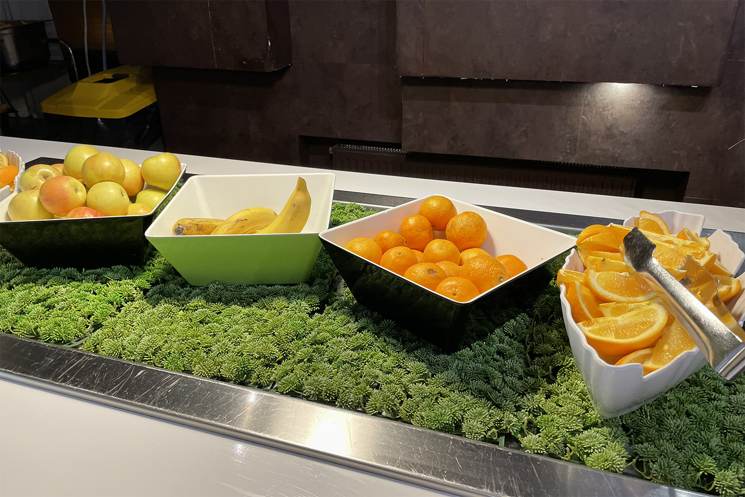 Обычно выносить еду из зала нельзя, но яблоко или банан можно взять с собой для перекуса днем. © Мария Кузнецова