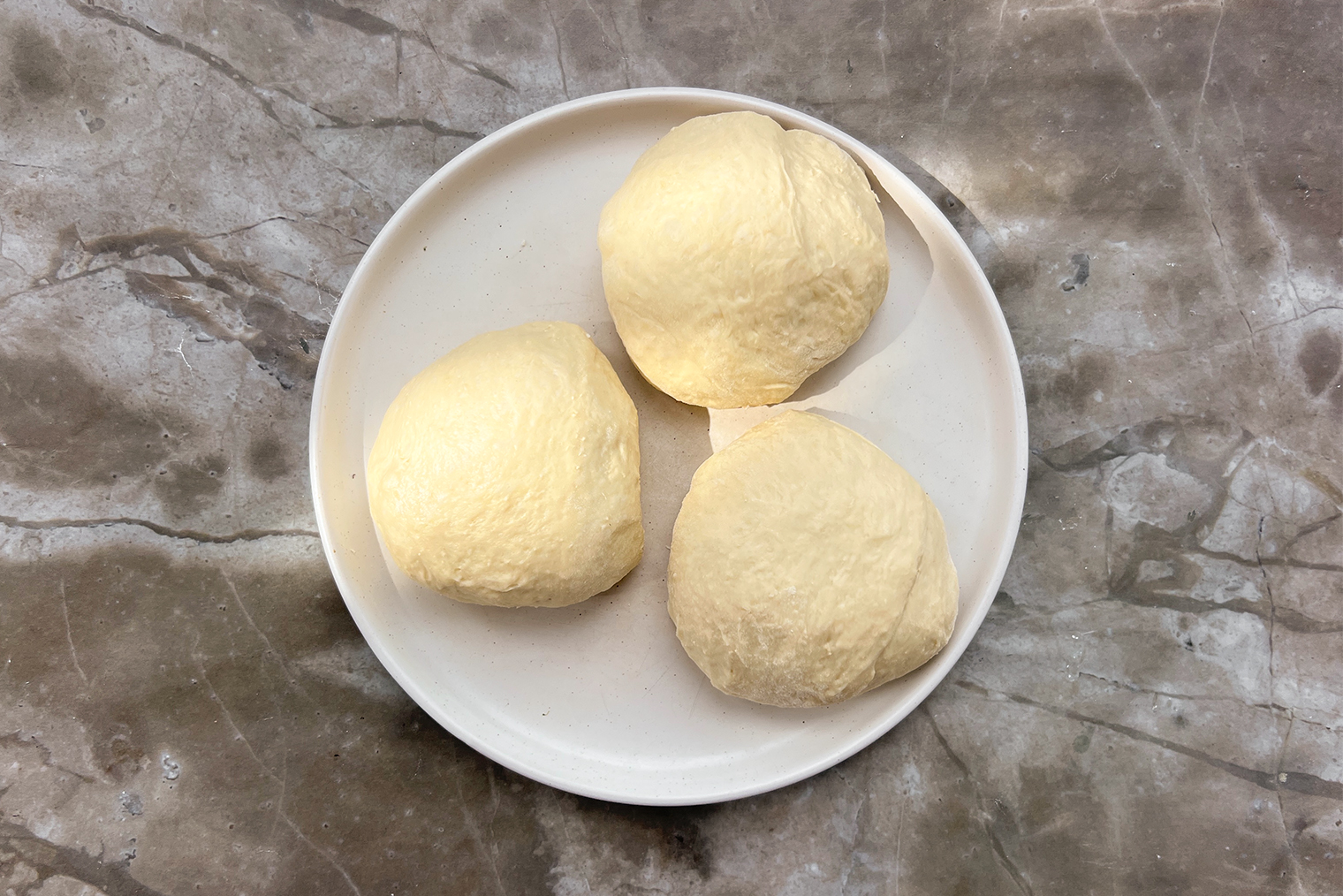 Если хотите сделать два больших хачапури, разделите тесто на две части