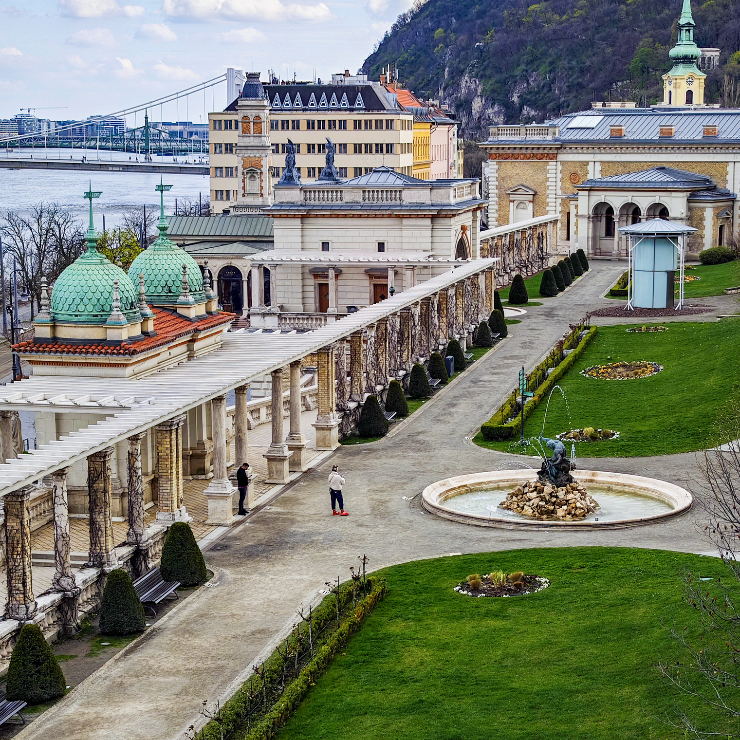 В районе Будайской крепости приятно гулять и любоваться видами