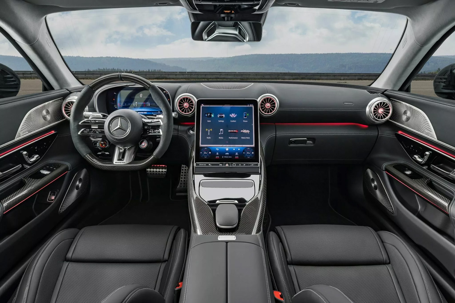 Интерьер напоминает Mercedes-Benz C⁠-⁠klasse последнего поколения: два монитора, круглые воздуховоды и руль с пятью спицами. Источник: autox.com