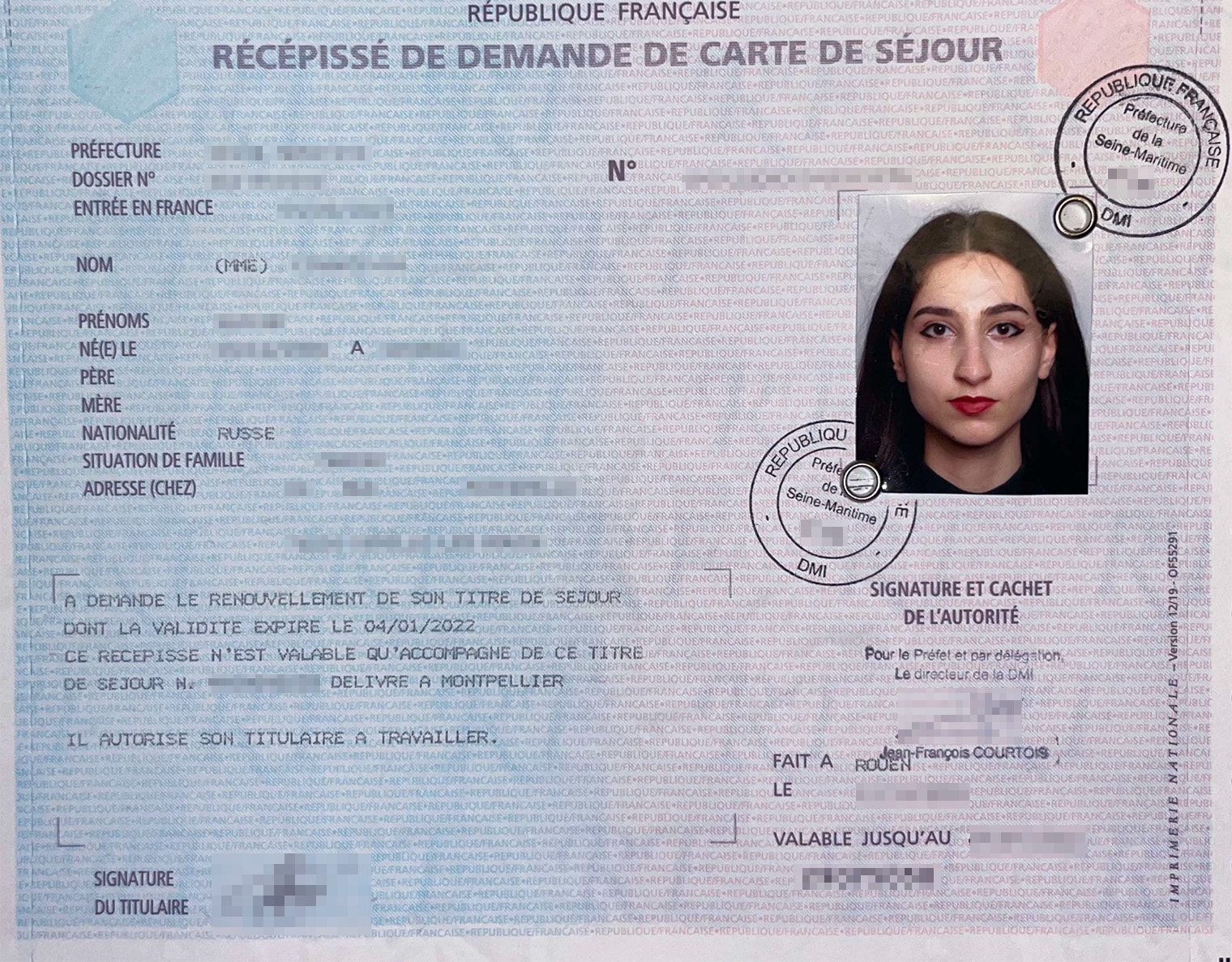 В ожидании первого ВНЖ Сатинэ рискнула и прошла собеседование на работу. Получив оффер, она написала в префектуру по всем адресам электронной почты, что нашла работу. На следующий день ее заявку наконец начали рассматривать, а потом выдали предварительный ВНЖ, который устроил работодателя