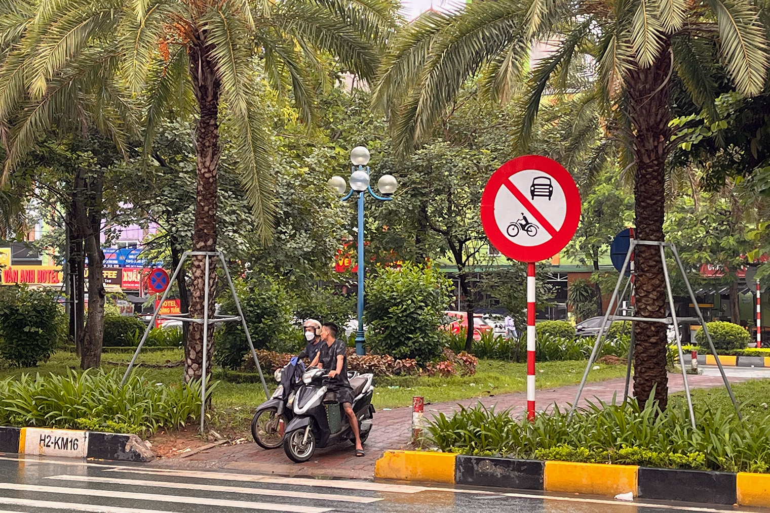 Одно из любимых фото, где водитель байка нарушает правило прямо под знаком и вдобавок едет без шлема