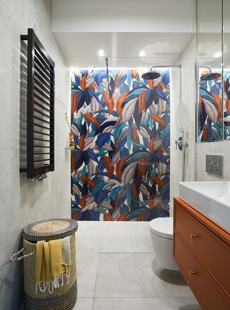 В ванной можно использовать смелые рисунки и орнаменты, чтобы она не была скучной и «бодрила» по утрам. Фотография: Followtheflow / Shutterstock