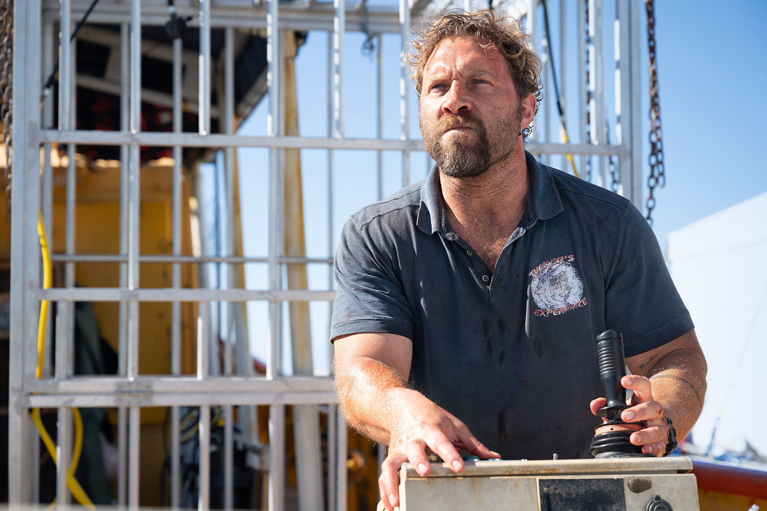 Этот фильм — актерский бенефис Джая Кортни. Звезда второсортных боевиков отлично смотрится в роли маньяка, скармливающего девушек акулам. Кадр: «Вольга»