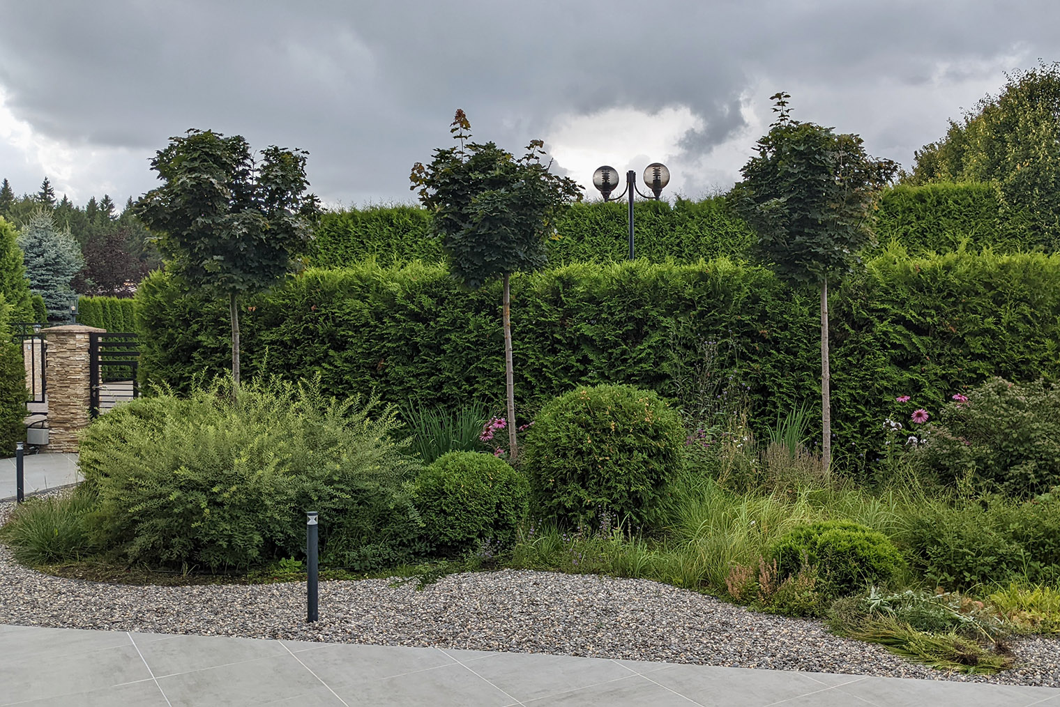 Такую композицию можно считать горельефом: она смотрится единым целым, но есть фон и есть рельеф. Источник: razumsad.com