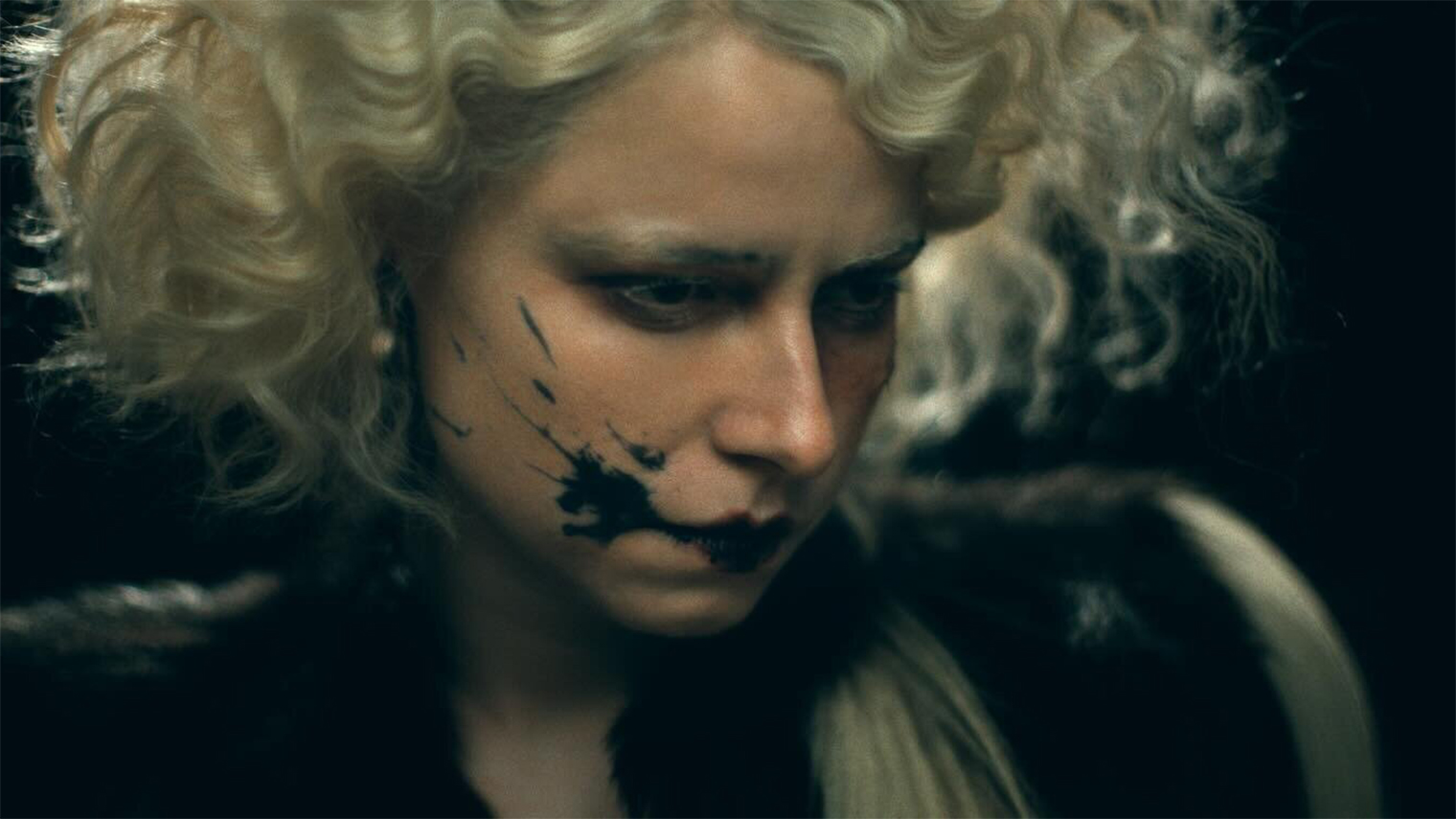 Эпатажный образ Невесты подчеркивает черная клякса на лице. Пятно появляется из-за жидкости, которую доктор использует в процессе воскрешения. Джесси Бакли сравнивает вещество с темной магией и чернилами, которыми Мэри Шелли писала свои произведения