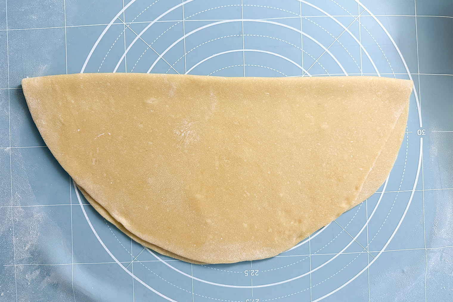 Чтобы ровно разрезать тесто, складываем его сначала по горизонтали