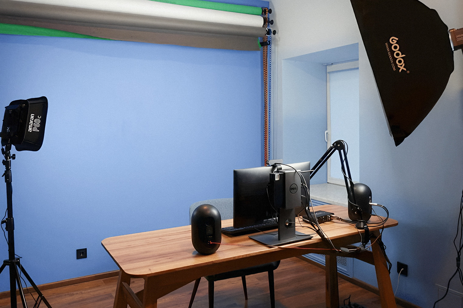 Студия оборудована необходимым светом для записи видео. Источник: context.place