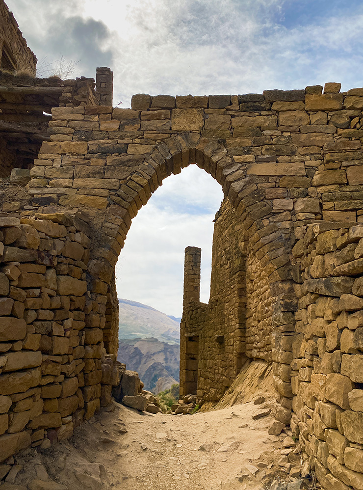 В архитектуре древних поселений часто встречаются каменные арки. Их даже называют одним из символов Дагестана