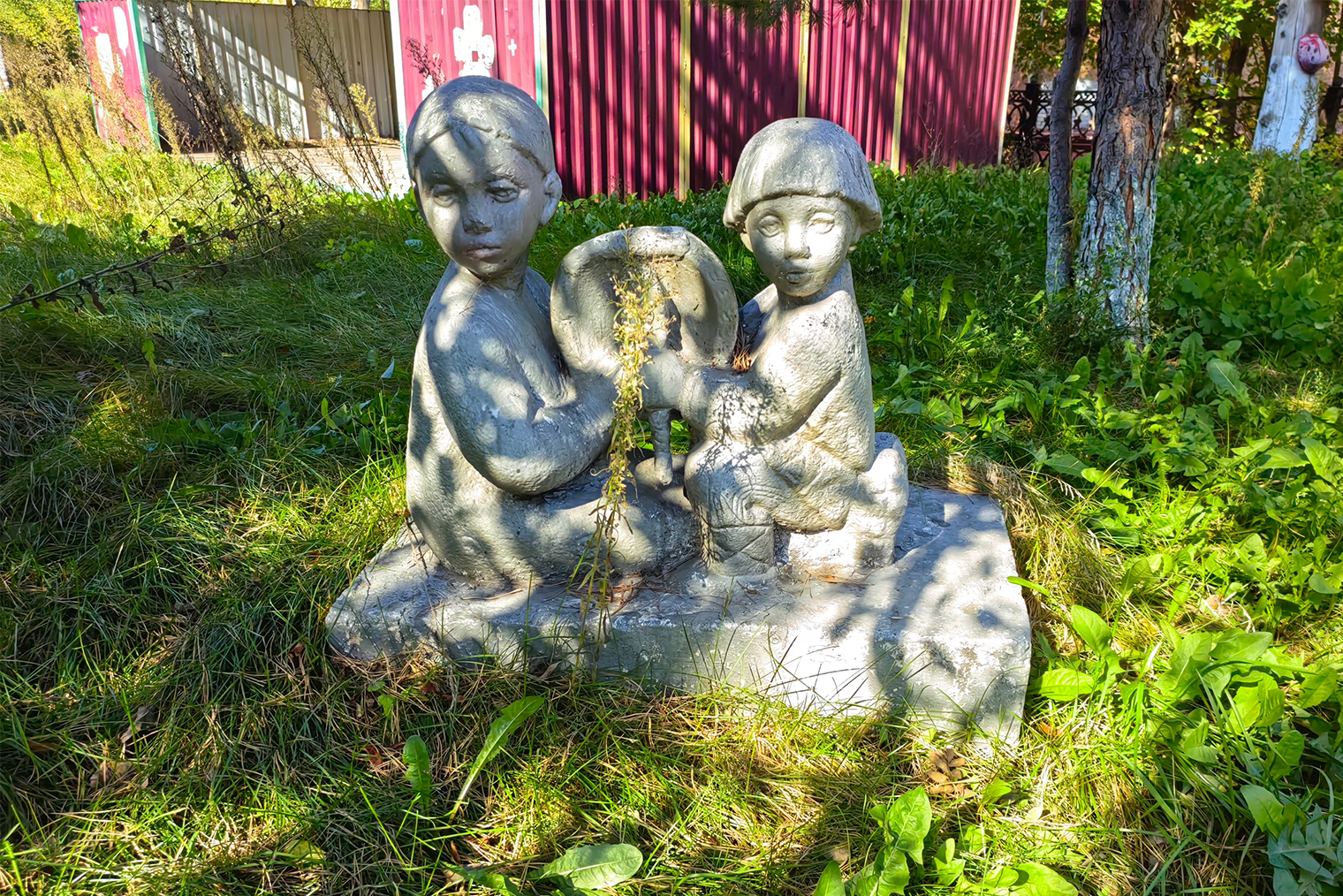 Скульптура на территории бывшего детского сада, где занимаюсь танцами