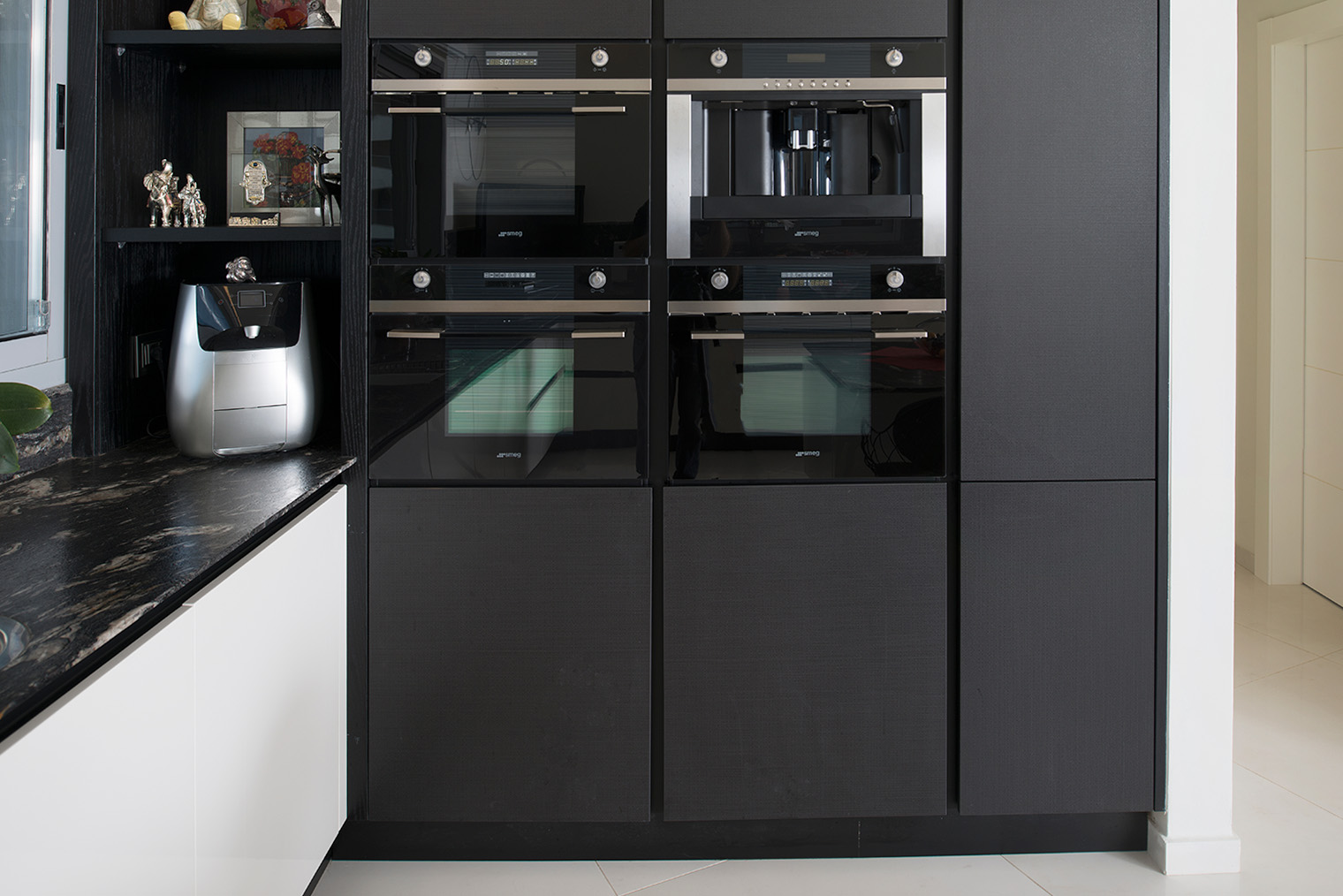 Большое количество встраиваемых умных приборов создает массивный внешний вид гарнитура. © ImagineStock / Shutterstock / FOTODOM