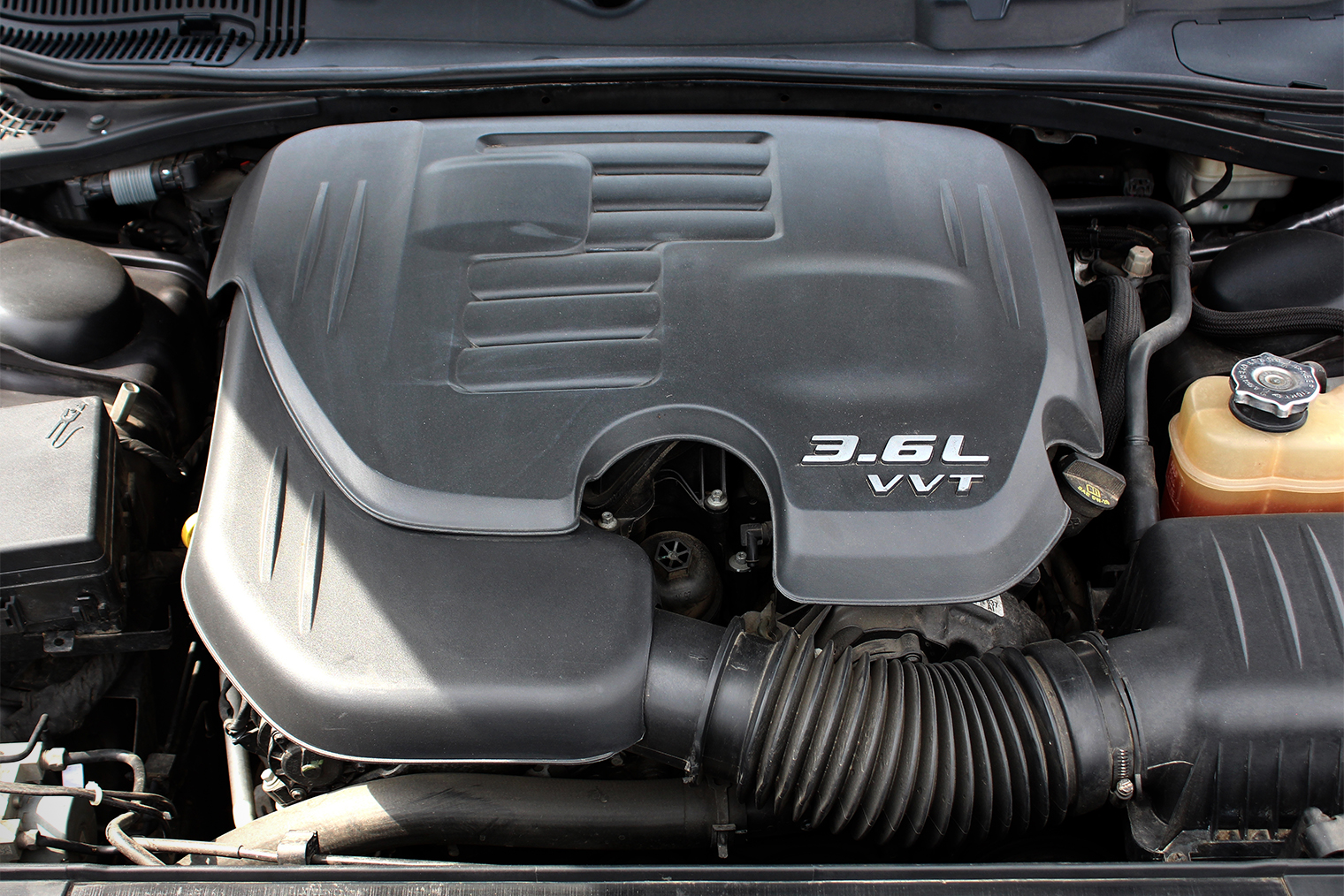Базовый двигатель объемом 3,6 л кажется слабым только на фоне более мощных модификаций. Даже с ним заднеприводное купе разгоняется до 100 км/ч за 6,6 с, а полноприводное — за 7,2 с. Источник: Best Auto Photo / Shutterstock / FOTODOM