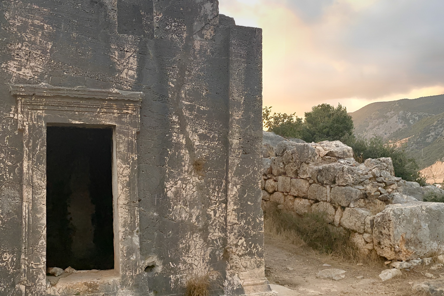 Внутри дорической гробницы просторная камера и каменные скамьи, на которых когда⁠-⁠то лежали покойники. Туда же клали дары умершим