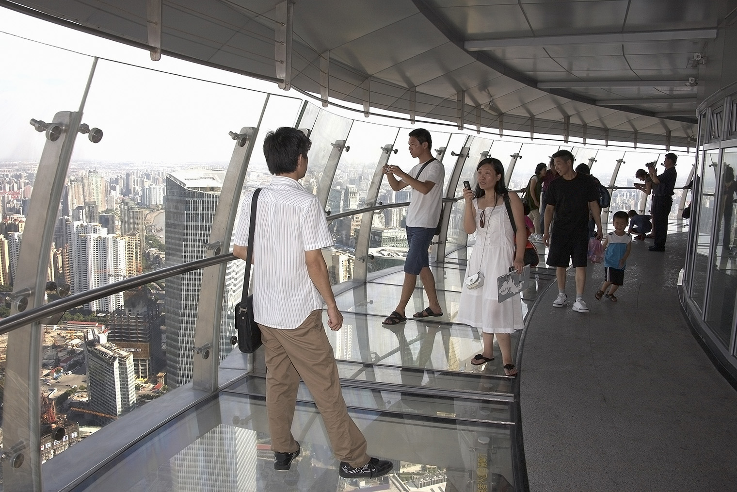 Для тех, кому страшно идти по стеклу, есть обычная дорожка. © Andrew Holt / Getty Images