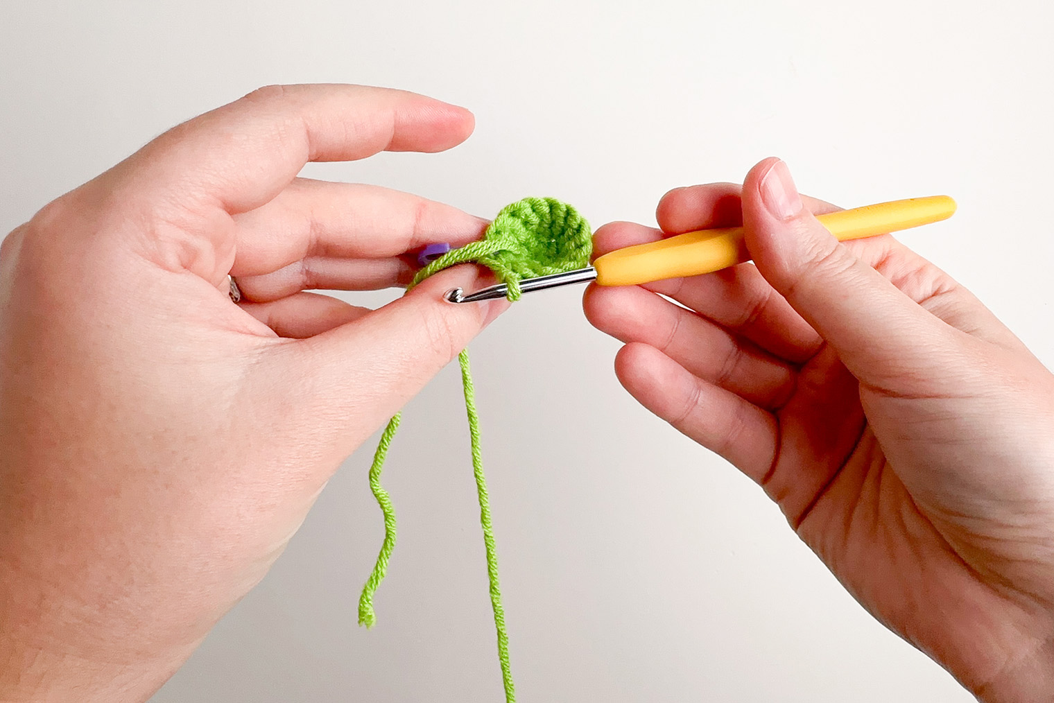 Ряд 4. Так выглядит вязание в конце четвертого ряда. Начинает формироваться конус