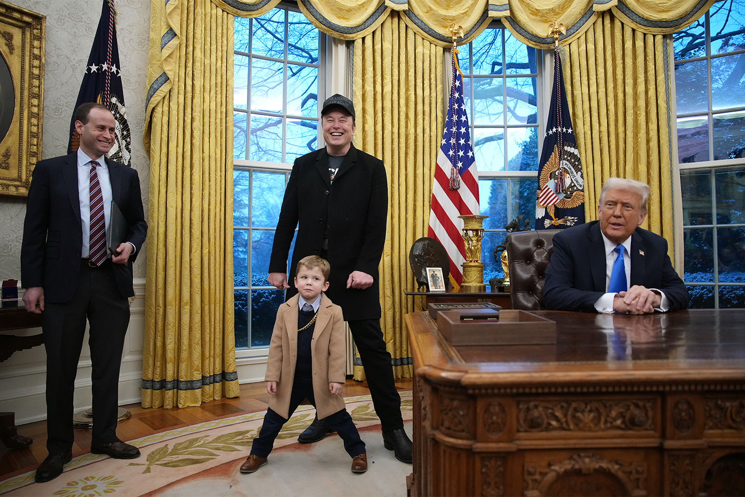 Илон Маск с сыном Иксом в кабинете президента Трампа в Белом доме, февраль 2025 года. © Andrew Harnik / Getty Images