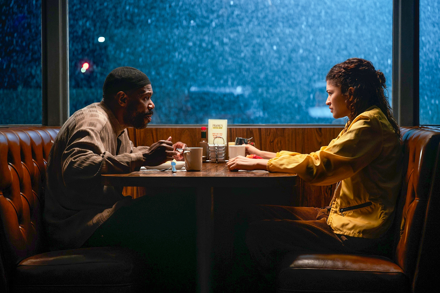 Ру также продолжает видеться со своим наставником Али, который неизменно ее поддерживает