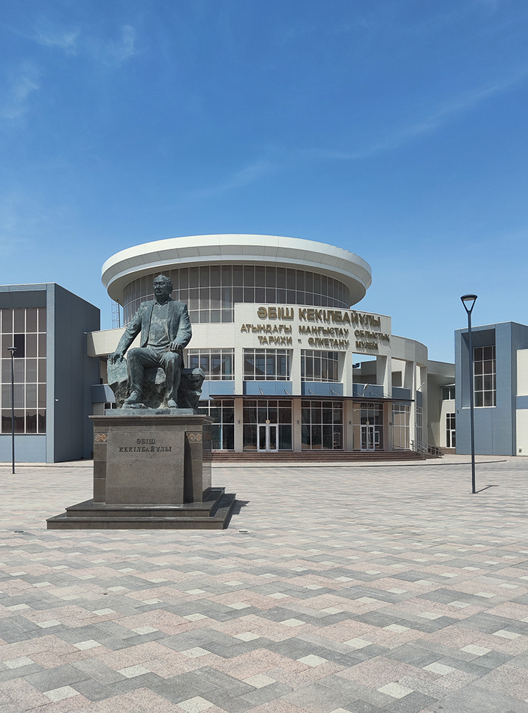 Перед входом в краеведческий музей стоит монумент народному писателю Казахстана Абишу Кекилбаеву