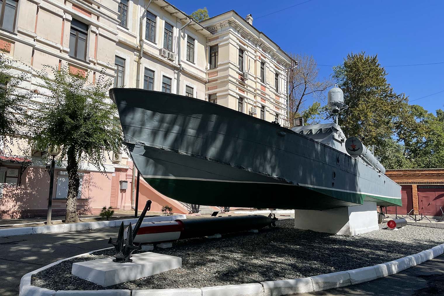 Перед Музеем Тихоокеанского флота работает открытая экспозиция с подводной лодкой, якорями и орудиями с кораблей 19—20 веков. Ее можно посмотреть бесплатно. © Мария Кузнецова