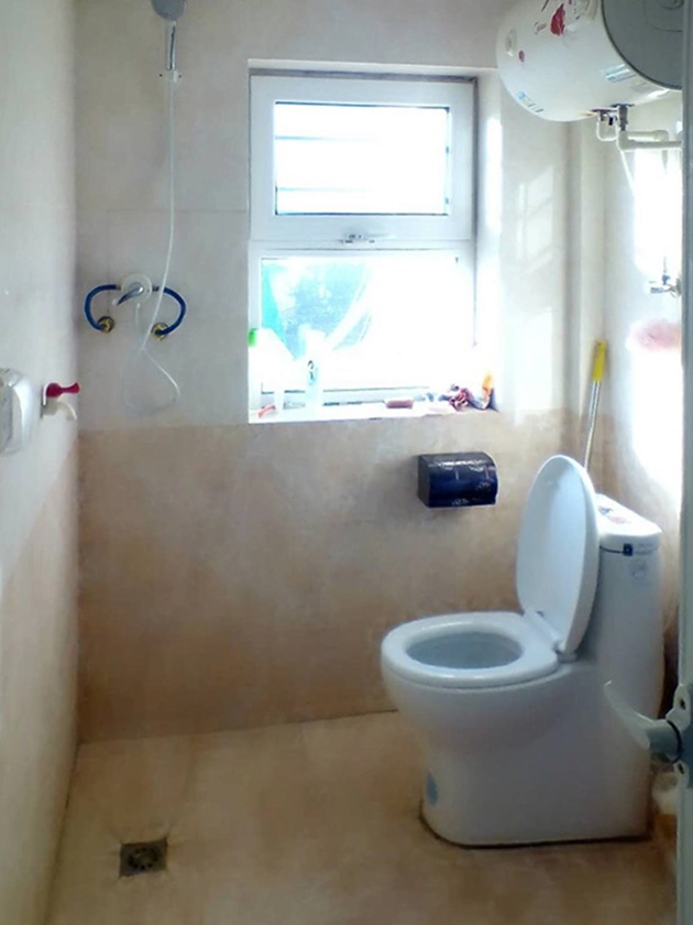 В ванных комнатах в Китае часто нет четкого разделения между душем и туалетом, много где стоит окно, а сверху установлен бойлер