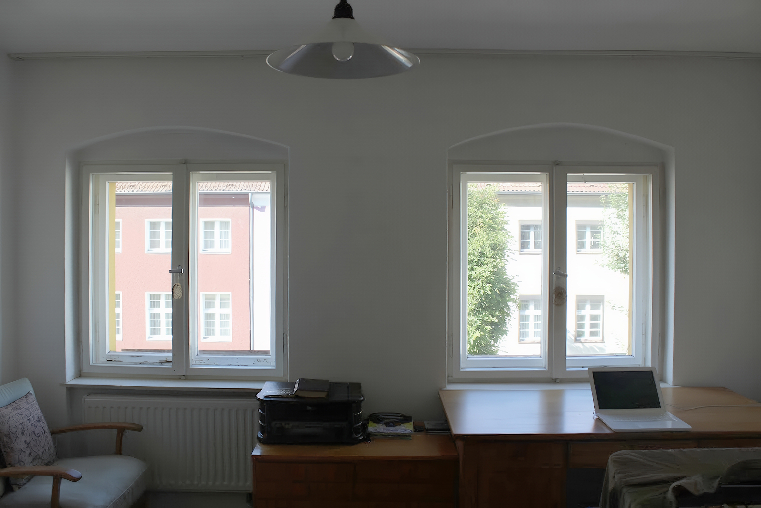 А это гостиная. Спустя несколько лет мы поменяли диван, на котором спали, на кровать. Тогда же докупили два комода и две табуретки в «Икее» и сменили шторы в спальне. Еще нашли два журнальных столика в нашем районе: кто-то выбросил. В Германии это нормальная практика — люди оставляют ненужные вещи у подъезда. Можно забирать, если понравятся