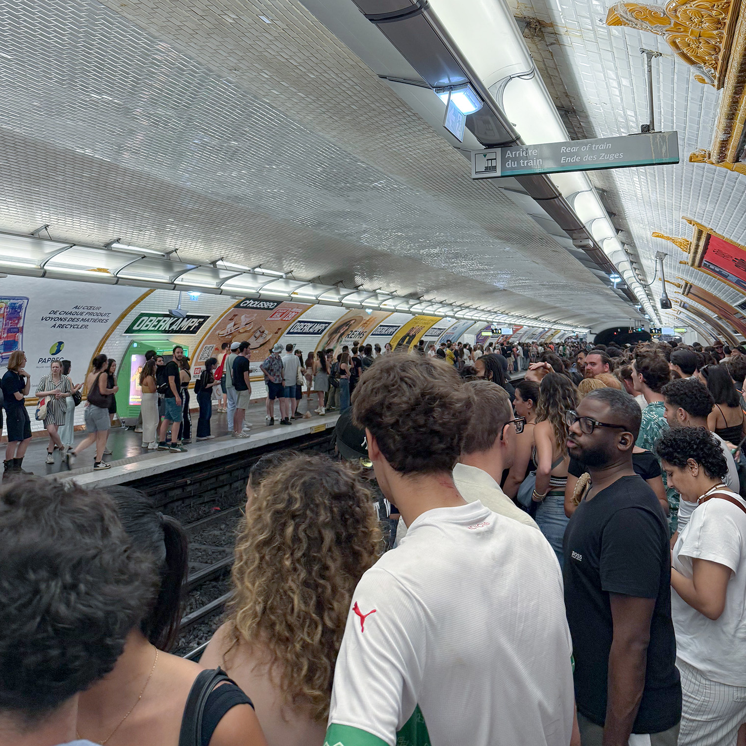 Во время фестивалей в парижском метро много народа. На фото пассажиры ждут поезд 21 июня 2025 года в Праздник музыки, Fête de la Musique