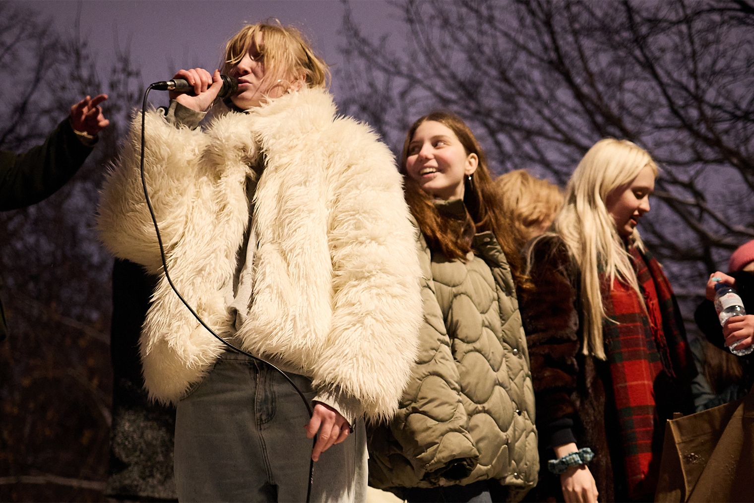 Среди зрителей импровизированного концерта, по сообщениям из соцсетей, был актер Андрей Гайдулян, сыгравший Сашу в «Универе». © Илья Касаткин