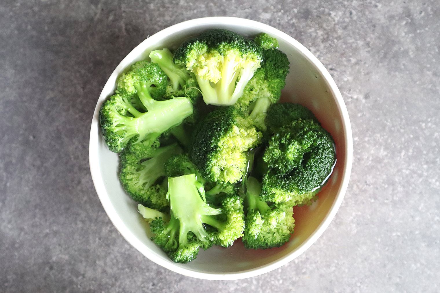 Шаг 4. Капусту погрузите в ледяную воду на 10 секунд — дополнительно можно положить 3—5 кубиков льда. Благодаря разнице температур процесс приготовления остановится, и овощ сохранит хрустящую текстуру. Такую брокколи можно добавить в салат или подать как гарнир