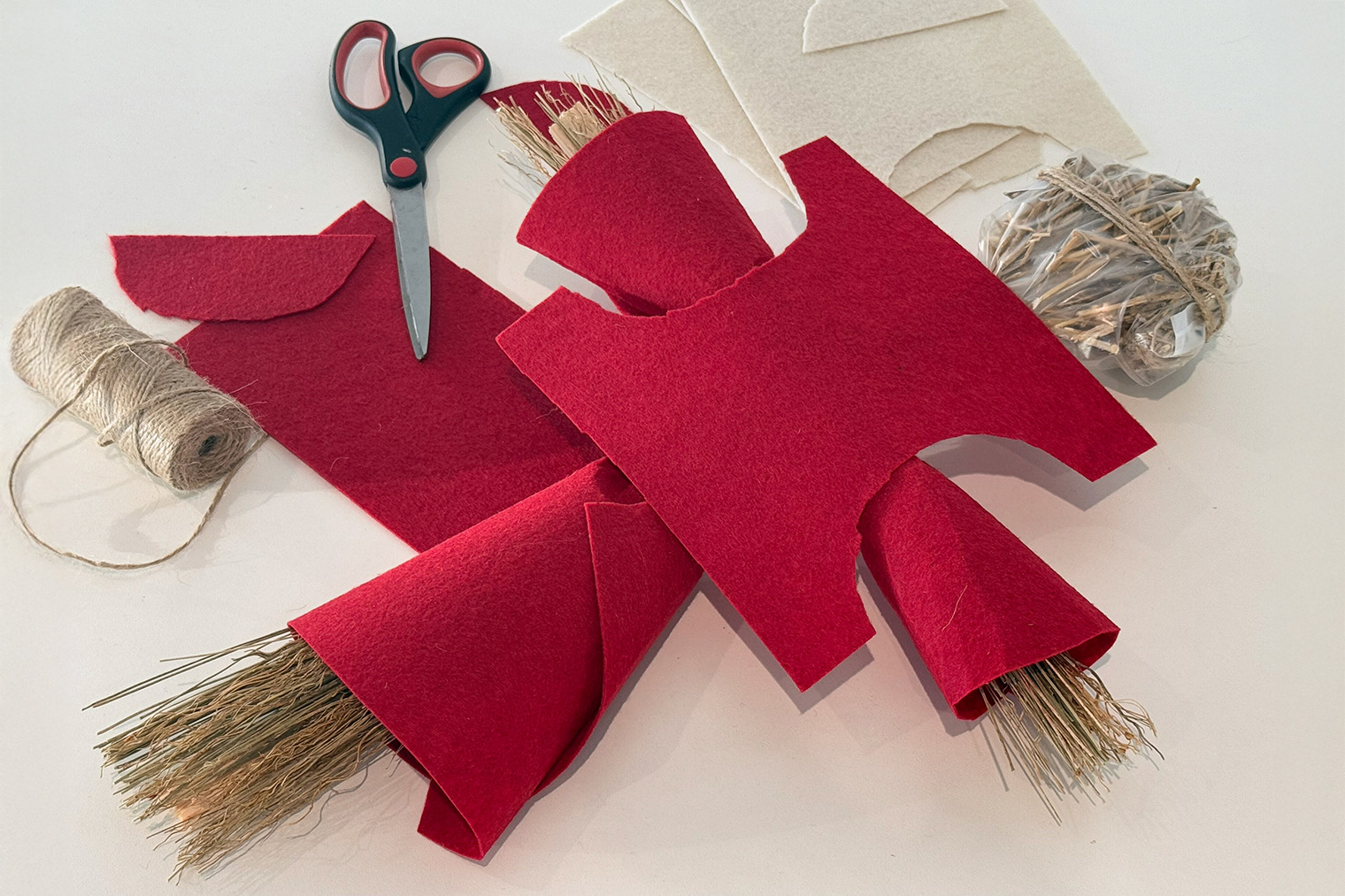 Вырезал заготовку в виде буквы Н для центральной части платья