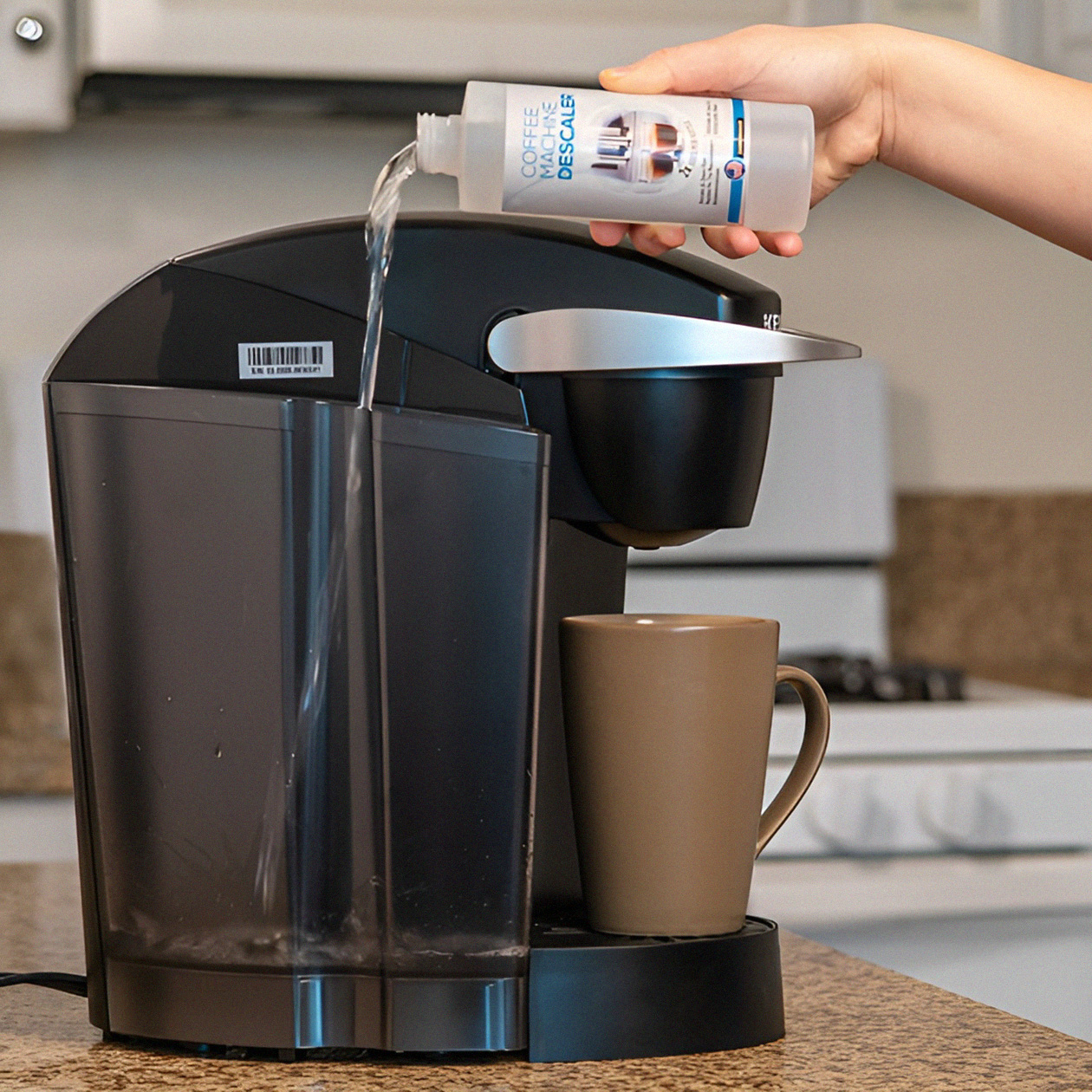 Чтобы очистить кофеварку от накипи, нужно добавить в бак с водой средство и прогнать полученный раствор через систему. Источник: amazon.com