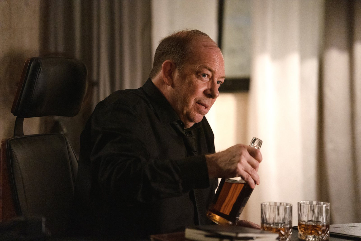 Билл Кэмп играет симпатичного финансиста Уоррена Редфеллоу. Беккет испытывает к дядюшке нежные чувства и не желает его смерти, но в дело вмешивается случай