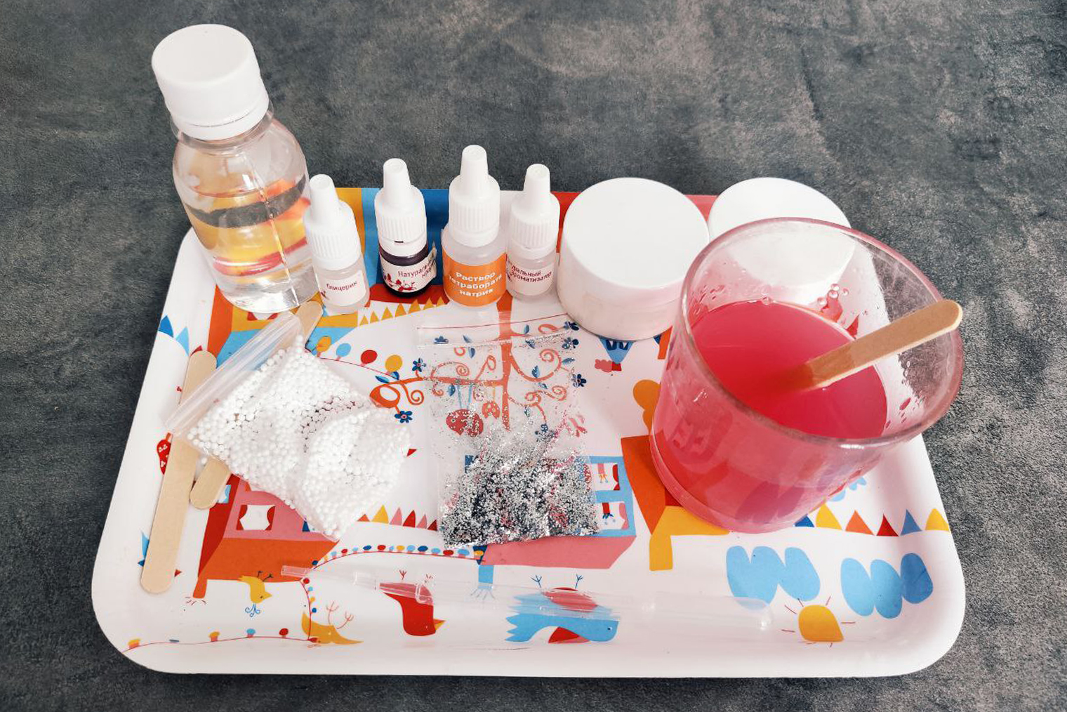 Мой набор для слайминга. Я купила прозрачный канцелярский клей ПВС и 10%-й водный раствор тетрабората натрия. Глицерин, ароматизатор и краситель взяла из старого набора. Блестки и пенопластовые шарики нашла в закромах