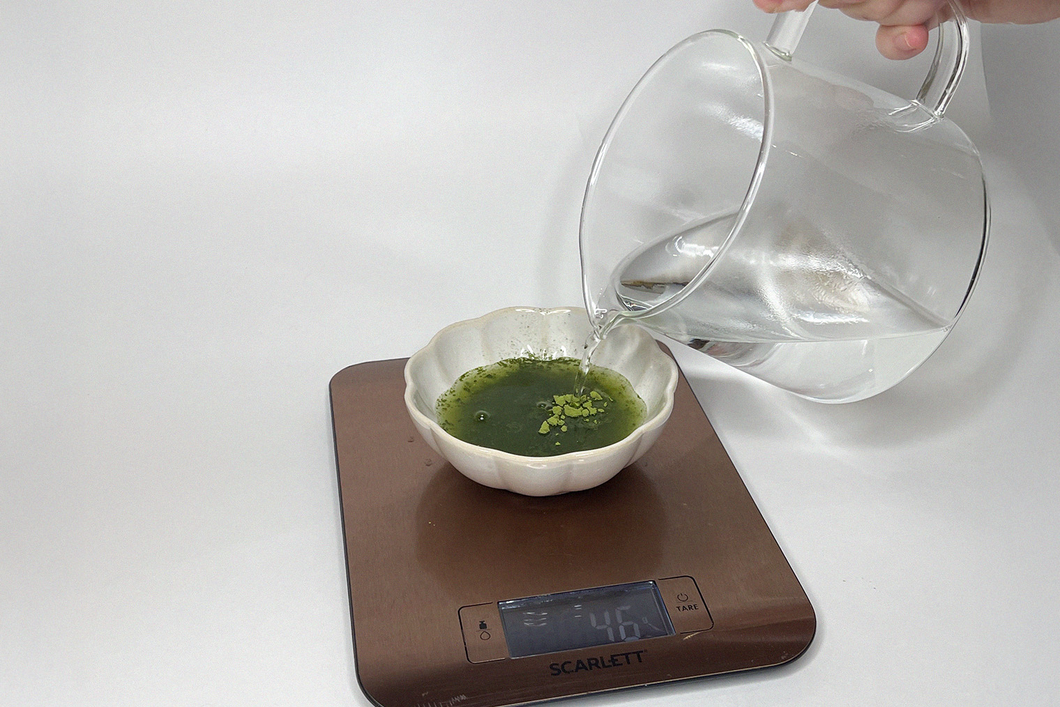 Я завариваю чай прямо на весах — это помогает рассчитать нужное количество жидкости. Но это не обязательно: можно сначала отмерить четверть стакана воды, а потом залить ею матчу