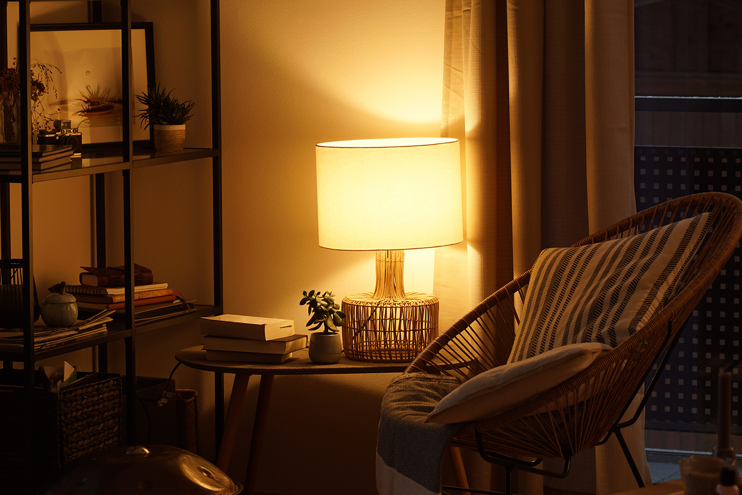 Мягкий свет способствует уединению и расслаблению, при этом из⁠-⁠за близости лампы дает достаточно света для чтения. Фотография: TG23 / Shutterstock / FOTODOM