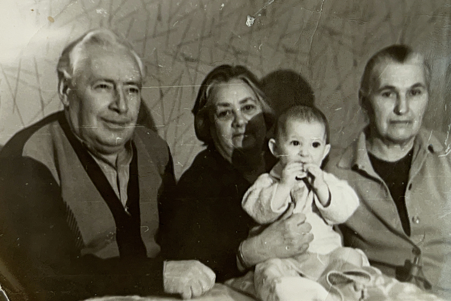 Мое доказательство родства: прабабушка Ева держит на руках мою маму Яну. Слева — Яков, а справа — Наталья Михайловна, моя прабабушка по другой линии