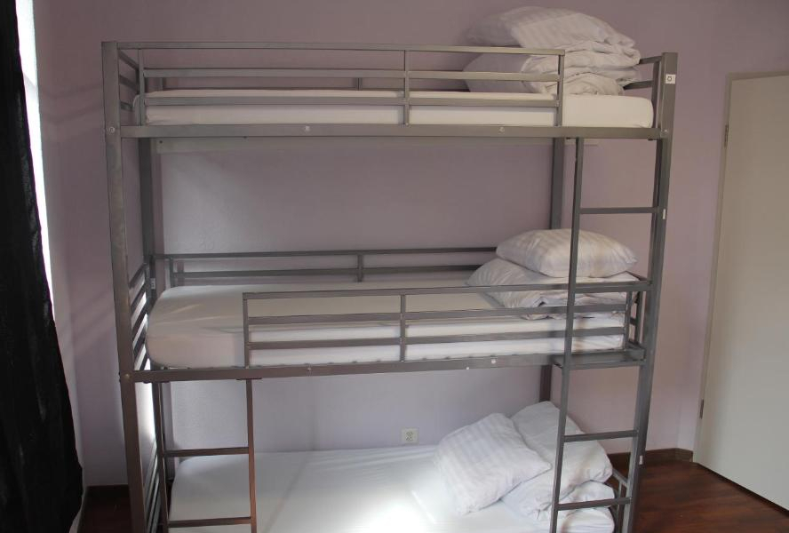 Односпальная кровать в общем номере в Stay2Night City Center Hostel
