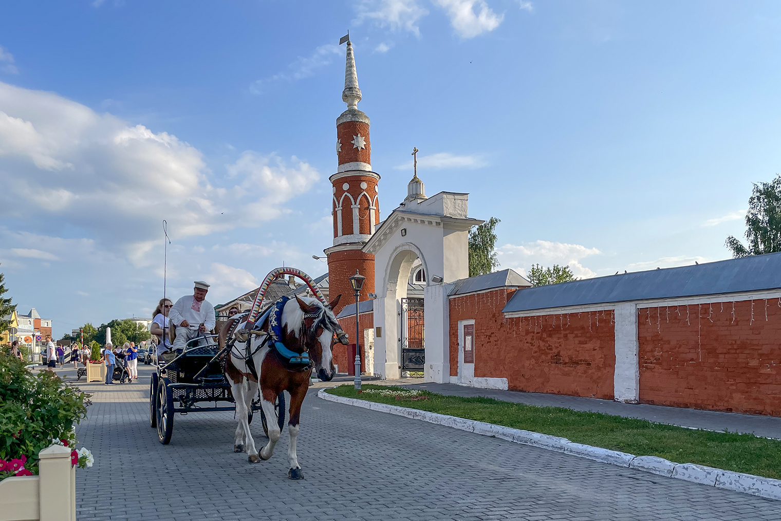Еще по кремлевской территории катают на лошадях в упряжке. © Мария Кузнецова