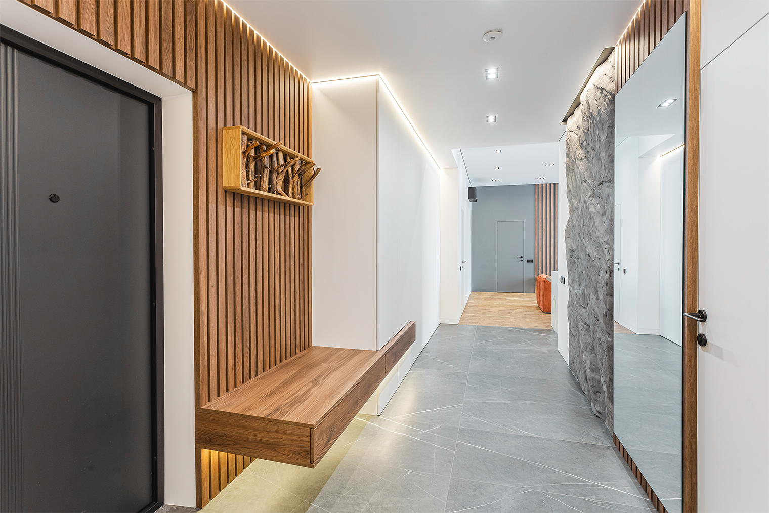 Если стены светлые, подойдет рассеянный теплый свет. Он усиливает естественное отражение поверхностей и визуально расширяет помещение. © VALIANTSIN ORSIK / Shutterstock / FOTODOM