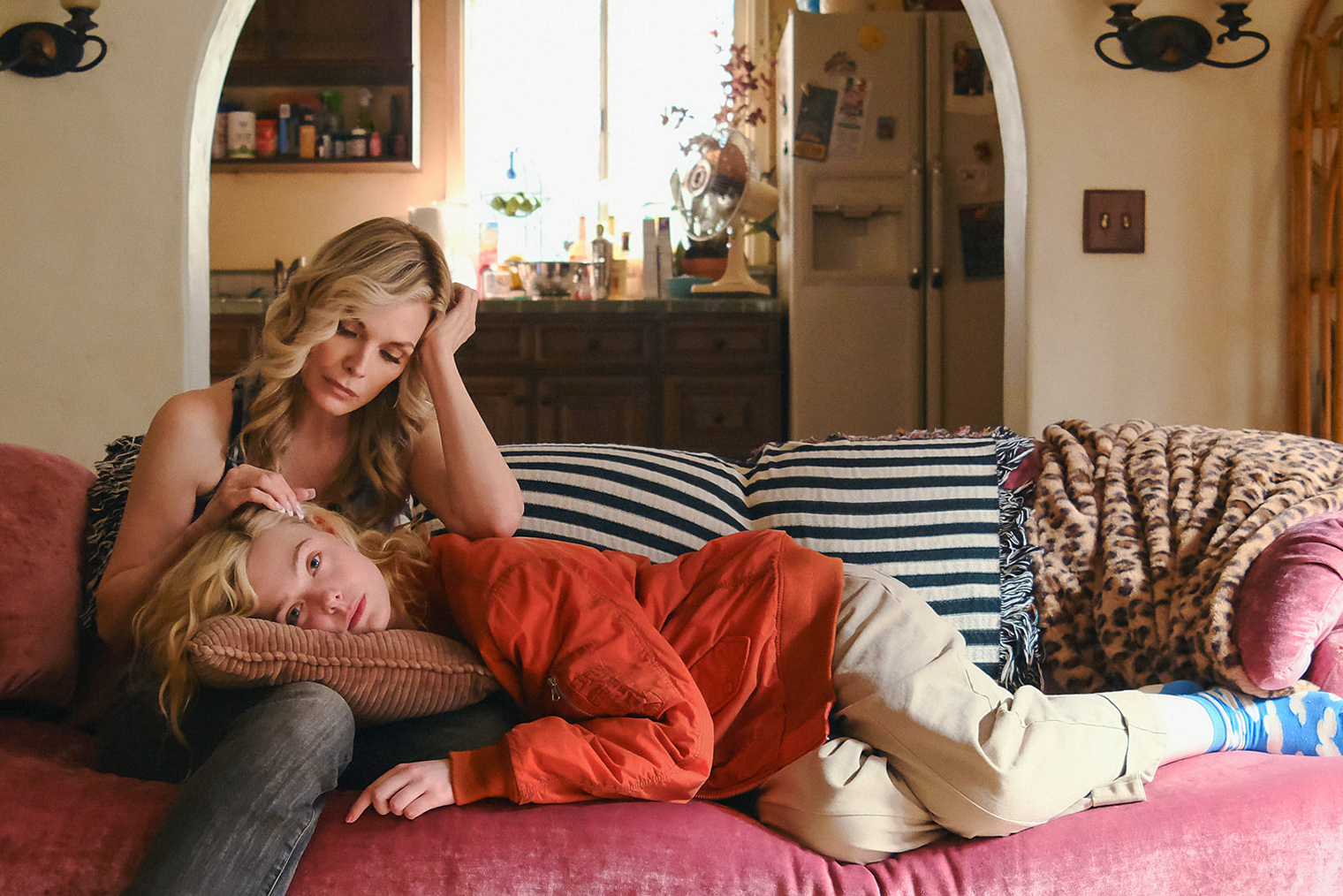 У сериала красочный визуальный ряд, а главная героиня часто одета в яркие вещи. Стиль в одежде — дополнительный штрих к характеру смелой и творческой Марго