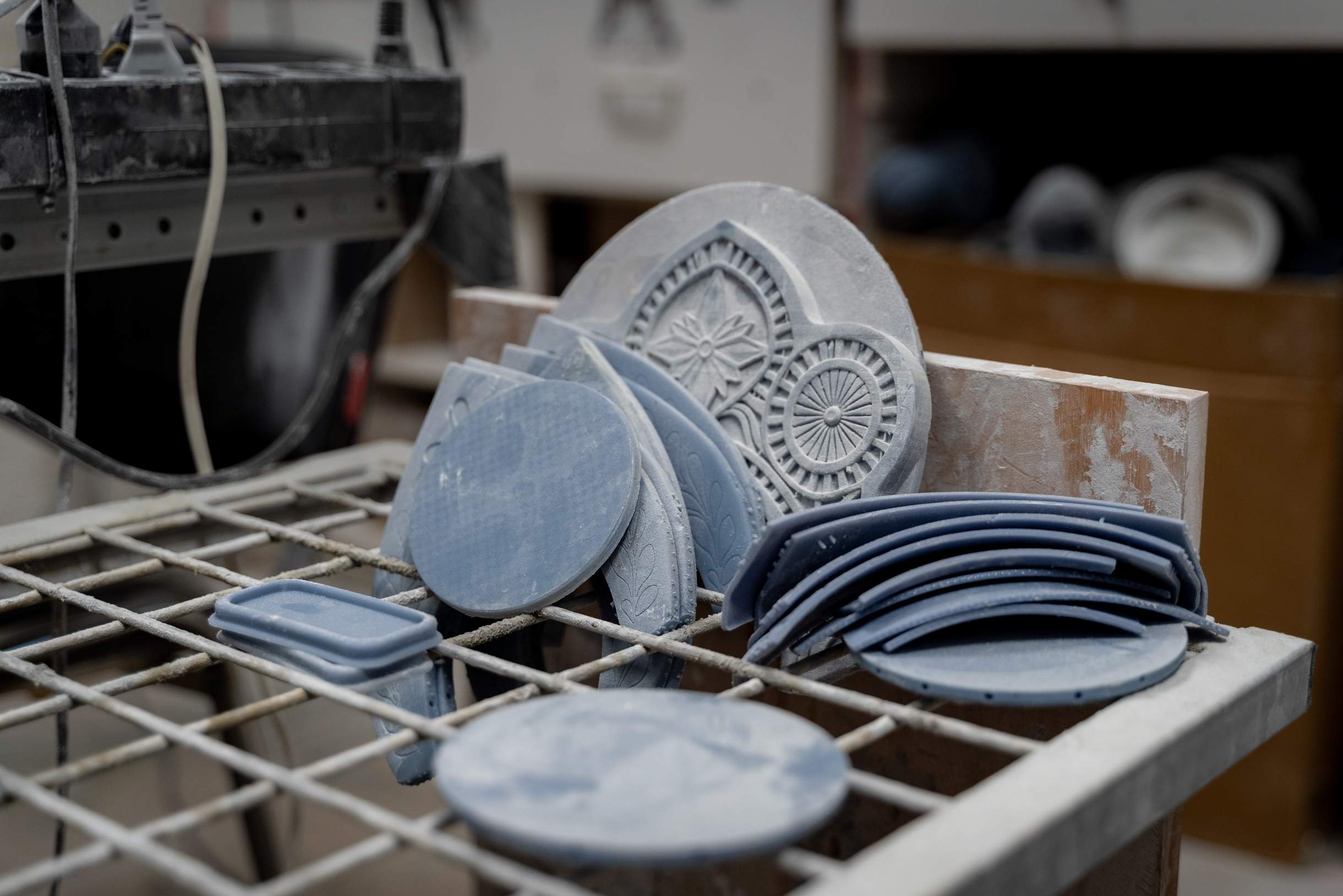 Отдельные детали корпуса: донышки, крышки и декоративные элементы, высушенные после печати и готовые к сборке