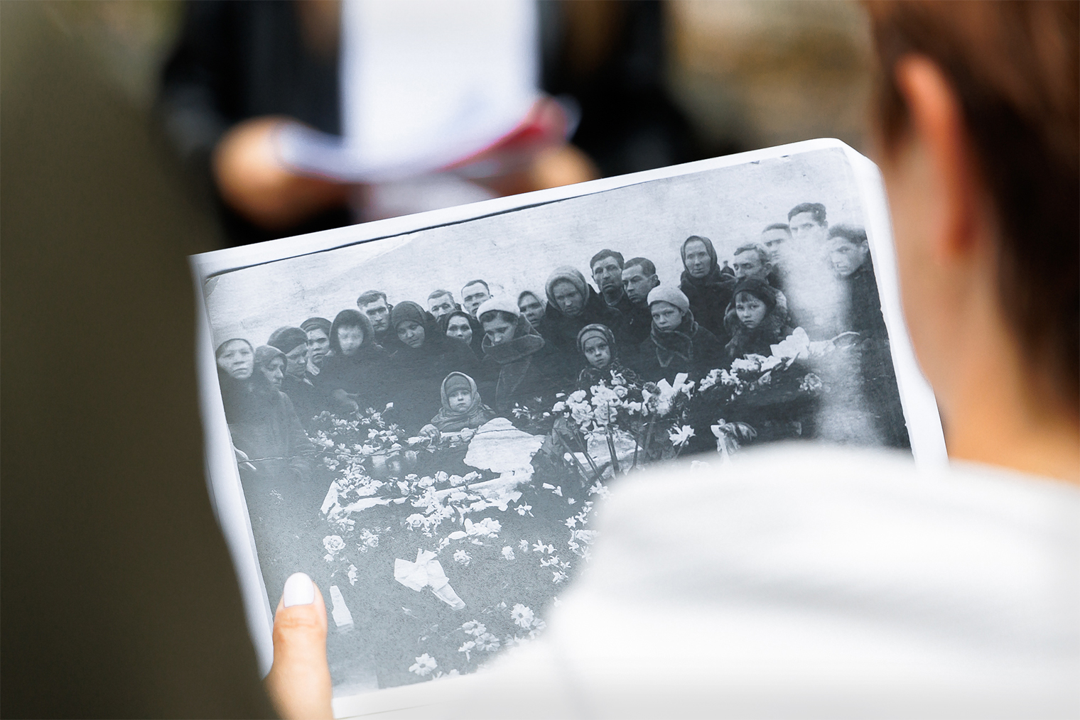 В кадре — фотография похорон прапрадеда. Моя бабушка — на первом плане, почти у изголовья. © Родион Шапор
