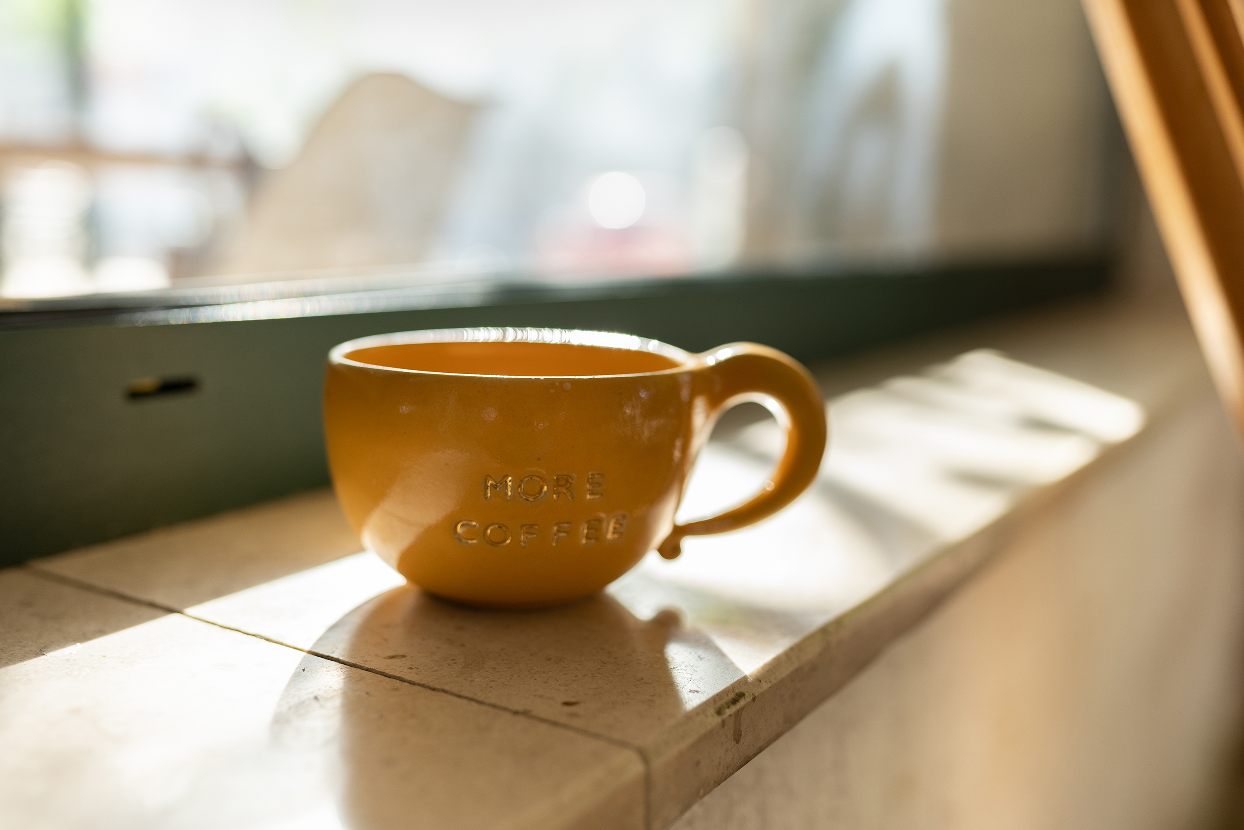 10 брендированных чашек с названием кофейни сделали под заказ в гончарной мастерской нашей знакомой