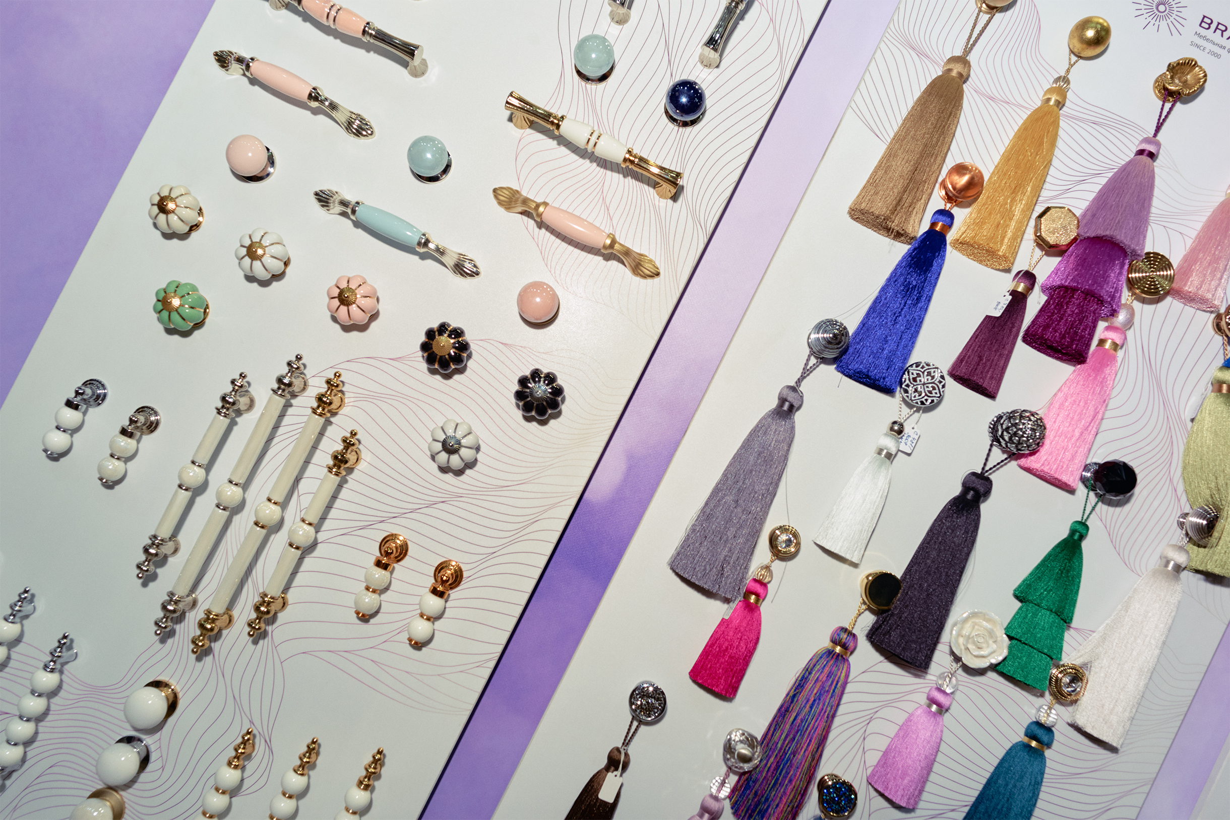 Обычные ручки скучны, а вот керамические и украшенные кистями — тренд. Похожие стоят на маркетплейсах от 400 ₽ за штуку, кисточки — от 300 ₽