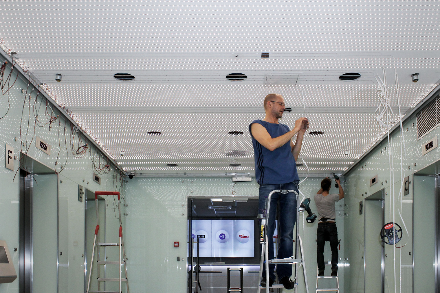 Тканевый натяжной потолок немецкой компании Pongs с подсветкой — такой установили в 2020 году в холле телеканала «Пятница». Фотография: pongs.com